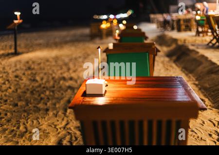 Romantischer Tisch bei Kerzenschein am Sandstrand bei Nacht Lamai Beach Koh Samui Thailand Stockfoto