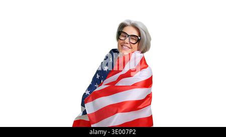 Eine ältere Frau lächelt, in amerikanische Flagge gehüllt Stockfoto