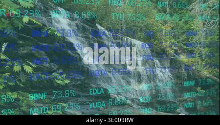Kaskadierender, mehrstufiger Wasserfall, der über dunkle Felsen im Waldbach fließt, mit Überzügen in Cyan-Petrol Stockfoto