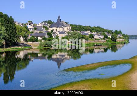 Candes Saint Martin: Blick auf die Kirche und die Stadt Eglise Collégiale Saint-Martin mit Reflexionen von der Brücke über die Vienne, Indre et Loire, Frankreich Stockfoto