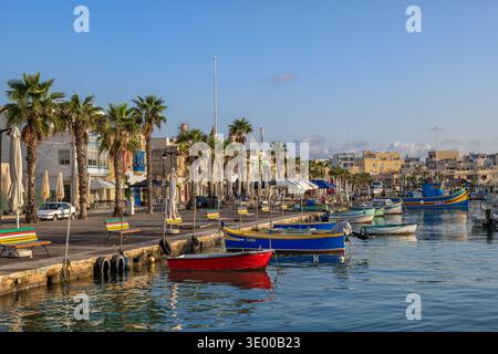 Skyline des Fischerdorfes Marsaxlokk und Hafen mit Promenade in Malta. Stockfoto