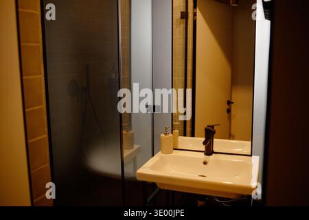 Modernes Badezimmer mit Waschbecken und Glasduschtrennwand Stockfoto