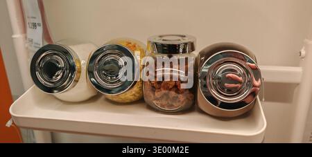 Glas Vorratsdosen Gefüllt Mit Verschiedenen Zutaten Stockfoto