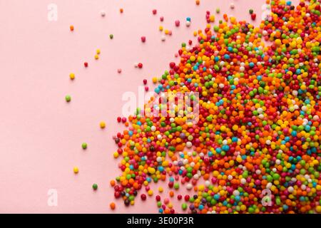 Bunte Streusel auf rosafarbenem Hintergrund Stockfoto