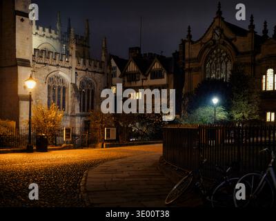 Die historischen und wunderschönen Seitenstraßen von Oxford in einer trüben, feuchten Nacht sorgen für eine herrliche Atmosphäre. Stockfoto