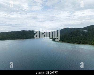 Blick aus der Vogelperspektive auf die ruhigen Karimunjawa Inseln, wo üppige grüne Hügel auf das ruhige türkisfarbene Meer treffen, Schildkrötenschutzgebiet, Karimunjawa, Zentral-Java, Stockfoto