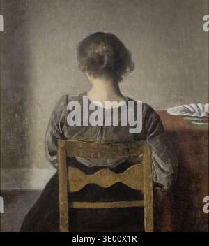 Dieses fesselnde Ölgemälde mit dem Titel „Rest“ von Vilhelm Hammershøi aus dem späten 19. Oder frühen 20. Jahrhundert zeigt eine Frau von hinten, die an einem Tisch sitzt. Ihre Haltung vermittelt ein Gefühl von ruhiger Introspektion und familiärer Ruhe in einem spärlich möblierten, dezent beleuchteten Innenraum. Stockfoto