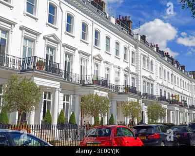 Elegante viktorianische Terrassenhäuser in Londoner Wohngegend. London, UK, 29. April 2024 Stockfoto