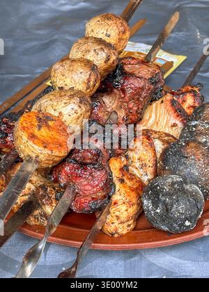 Gegrillte Grillspieße mit Fleisch und Bratkartoffeln Stockfoto