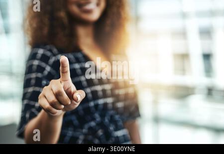 Klicken, Hand und Interaktion mit Geschäftsfrau im Büro für biometrische Scans, Netzwerksicherheit und Hologramm. KI-Identitätserkennung, Fingerabdruck und Stockfoto
