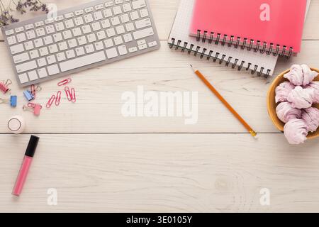 Schreibtisch mit Tastatur, Schreibwaren und Süßigkeiten, Draufsicht Stockfoto
