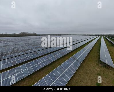 Luftaufnahme eines riesigen Solarparks, der sich in Richtung Horizont in der Nähe des ehemaligen RAF Alconbury, Huntingdon, Cambridgeshire, Großbritannien erstreckt. Stockfoto
