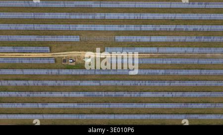 Die Landschaft in der Nähe des ehemaligen RAF Alconbury, einer Symphonie aus grauen Paneelen gegen die gedämpften Erdtöne, erstreckt sich über einen riesigen Solarpark aus der Vogelperspektive Stockfoto