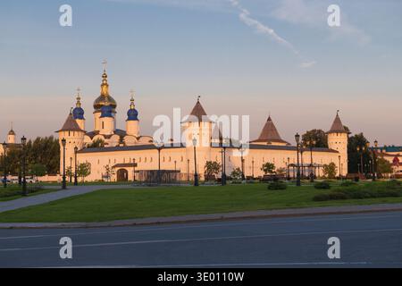 Blick auf den antiken Kreml von Tobolsk an einem Augustmorgen. Region Tjumen, Russland Stockfoto