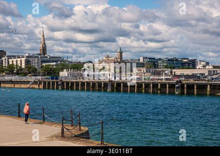 Blick über den Hafen von Dún Laoghaire in Richtung St. Michael's Church und des ehemaligen Gerichtsgebäudes in Dún Laoghaire, County Dublin, Irland. Stockfoto