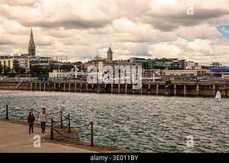 Blick über den Hafen von Dún Laoghaire in Richtung St. Michael's Church und des ehemaligen Gerichtsgebäudes in Dún Laoghaire, County Dublin, Irland. Stockfoto