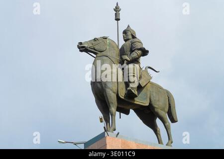 ULAN-UDE, RUSSLAND – 5. SEPTEMBER 2025: Abai Geser ist ein Held, Retter der Menschheit, eine Figur aus dem buryatischen Heldenepos. Denkmal in Ulan-Ude Stockfoto