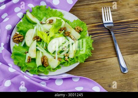 Waldorfsalat auf einem Holztisch Stockfoto