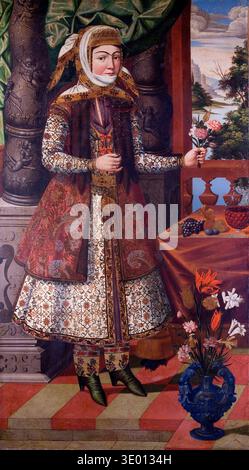 Dieses fesselnde Ölgemälde aus dem späten 17. Jahrhundert zeigt eine Adlige, möglicherweise iranische, in reich gemusterter traditioneller Kleidung mit einem zarten Blumenstrauß geschmückt. Ihr ausgeklügeltes Kleid mit komplizierten Stickereien und lebhaften Farben deutet auf ihren hohen Status und die künstlerischen Traditionen der Safawiden-Zeit hin, mit einer malerischen Landschaft, die durch ein Fenster zu ihrer Rechten sichtbar ist. Stockfoto