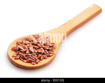 Leinsamen oder Leinsamen in Holzlöffel isoliert auf weißem Hintergrund. Datei enthält Beschneidungspfad. Stockfoto