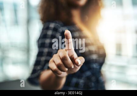 Touch, Hand und Interaktion mit Geschäftsfrau im Büro für biometrische Scans, Netzwerksicherheit und Zukunft. KI-Identitätserkennung, Fingerabdruck und Stockfoto
