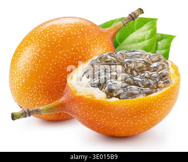 Gelbe süße granadilla-Frucht (Passiflora ligularis) mit granadilla-Blättern isoliert auf weißem Hintergrund mit Schnittpfad. Hochwertige Bilder mit m Stockfoto