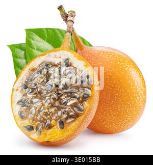 Gelbe süße granadilla-Frucht (Passiflora ligularis) mit granadilla-Blättern isoliert auf weißem Hintergrund mit Schnittpfad. Hochwertige Bilder mit m Stockfoto