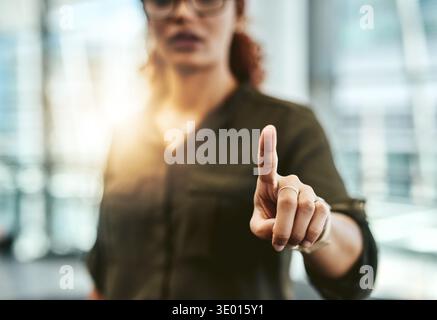 Login, Hand und Interaktion mit Geschäftsfrau im Büro für biometrische Scans, Netzwerksicherheit und Hologramm. KI-Identitätserkennung, Fingerabdruck und Stockfoto
