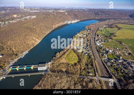 Luftbild, Hengsteysee und Ardeygebirge, Laufwasserkraftwerk Hengstey und Brücke Hengsteyseestraße, Strandbad Salitos Beach Hengsteysee mit Freibad Südufer, Bahngleise, RWE Pumpspeicherkraftwerk Herdecke und Koepchenwerk, Seepark Hengstey Gebiet, Wiesenfläche Uhlenbruch, Boele, Hagen, Ruhrgebiet, Nordrhein-Westfalen, Deutschland ACHTUNGxMINDESTHONORARx60xEURO *** Luftansicht, Hengsteysee und Ardeygebirge, Laufwasserkraftwerk Hengstey und Brücke Hengsteyseestraße, lido Salitos Beach Hengsteysee mit Freibad Südufer, Eisenbahnschienen, RWE Pumpspeicherkraftwerk Herdecke und Koepc Stockfoto