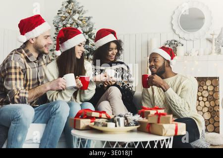 Glückliche Freunde trinken Kakao zu Hause Stockfoto