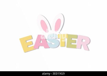 Pastellpapier-Stil Ostern Text mit Hasenohren Dekoration auf weichem Hintergrund, einfaches festliches Frühlingsdesign Stockfoto