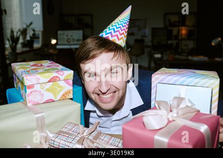 Porträt eines jungen Erwachsenen kaukasischen Mannes, der beim Geburtstag lächelt Stockfoto