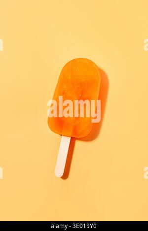 Orangeneis auf orangefarbenem Hintergrund. Stockfoto