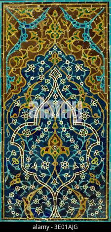 Diese komplizierte Mosaikfliese, wahrscheinlich aus dem 17. Oder 18. Jahrhundert Safawiden-Ära in Persien (heute Iran), zeigt traditionelle islamische geometrische und florale Muster in leuchtenden Blau-, Türkis-, Grün- und Goldtönen. Der anonyme Handwerker schuf meisterhaft ein komplexes sich wiederholendes Design, das charakteristisch für persische Fliesen in Moscheen und Palästen ist. Stockfoto