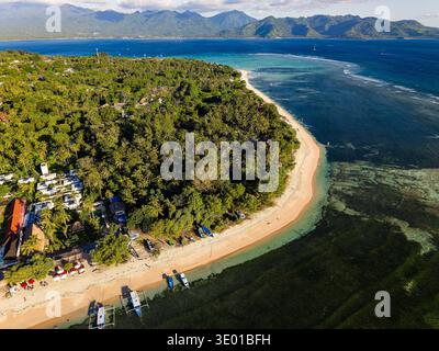 Aus der Vogelperspektive auf eine wunderschöne tropische Insel mit üppigen grünen Bäumen, Sandstrand und Riff Stockfoto