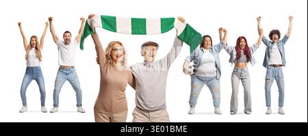 Eine Gruppe von verschiedenen Leuten und ein Seniorenpaar jubeln mit einem Schal und Fußball isoliert auf weißem Hintergrund Stockfoto