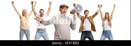 Senior-Mann mit Megaphon und einer Gruppe junger Leute, die hinter ihm jubeln Stockfoto