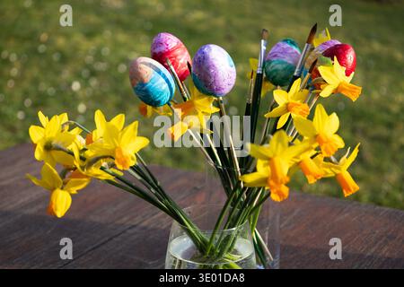 Farbenfrohe Ostereier Von Kindern Gemalt Stockfoto
