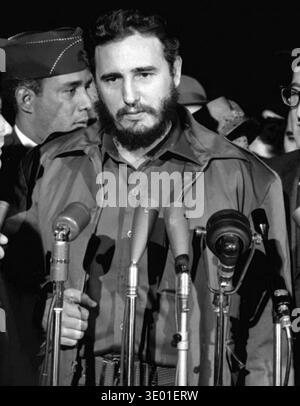 15. April 1959. Der kubanische Premierminister Fidel Castro sprach 1959 während seiner Amerika-Tour vor der Presse in Washington D.C.. Stockfoto