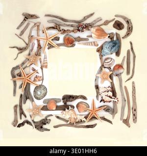 Muschel Treibholzkranz rustikale Küstenkunstdekoration Grenze mit weißem Rahmen auf cremefarbenen Hanfpapierhintergrund. Abstraktes Design aus Naturschalenholz. Stockfoto