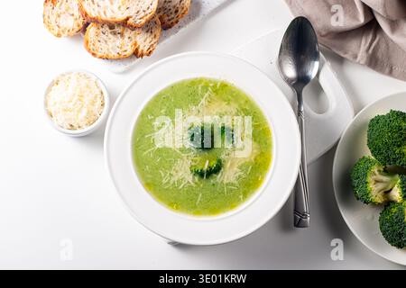 Warme und angenehme cremige Brokkoli-Suppe in einer Schüssel serviert, garniert mit Parmesan und Croutons. Stockfoto