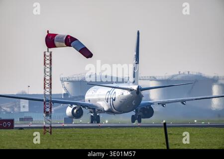 KLM-Flugzeug auf dem Rollweg zur Start- und Landebahn Aalsmeerbaan, zum Start, Windsock, Luftankanalterminal, Flughafen Amsterdam Schiphol, Terminal, AMS, Netherla Stockfoto