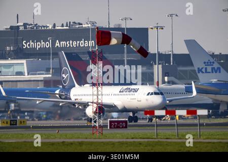 Lufthansa Airbus auf dem Rollweg zur Start- und Landebahn Aalsmeerbaan, Windsock, Flughafen Amsterdam Schiphol, Terminal, AMS, Niederlande Stockfoto