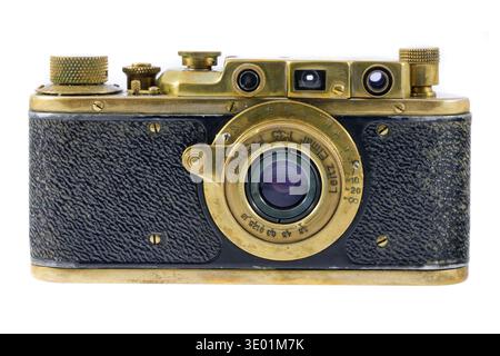 Dieren, Niederlande - 15. Januar 2026: Leica II C analoge Messing-Fotokamera vor weißem Hintergrund in Dieren, Niederlande Stockfoto