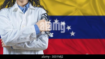 Gesundheitsfachkraft mit venezolanischer Flagge Hintergrund. Professioneller Arzt mit Stethoskop auf venezolanischem Flaggenhintergrund Stockfoto