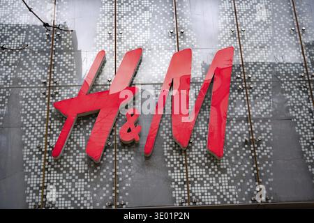 Sofia, Bulgarien. November 2025. Logo für H & M Hennes & Mauritz ab, bekannt unter dem Markennamen H&M, einem schwedischen multinationalen Fast Fashion-Einzelhändler, d Stockfoto