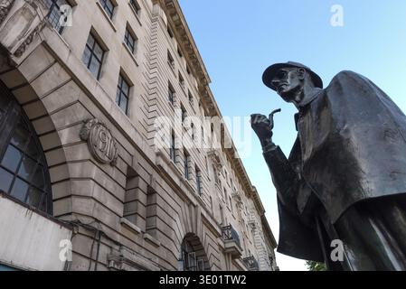 London, England, Großbritannien. Juli 2022. Statue von Sherlock Holmes des Bildhauers John Doubleday, in der Nähe der 221B Baker Street, fügen die fiktiven Detektive hinzu Stockfoto