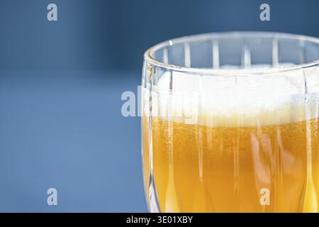 Gesundes Getränk, Fruchtvitamine und Getränkekarte, frischer Orangensaft im Luxusrestaurant im Freien, Food-Service und Hotelfrühstück-Konzept Stockfoto