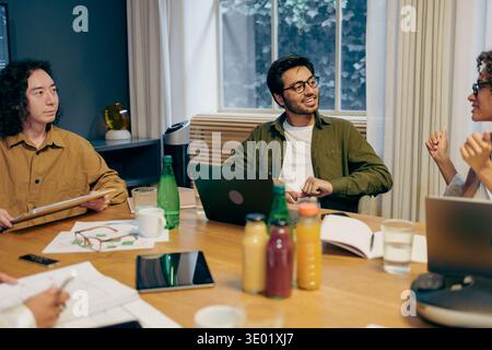 Geschäftsexperten Tauschen Ihre Ideen Aktiv Aus, Fachleute Für Business Exchange Information Während Des Meetings Stockfoto