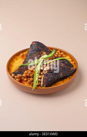 Traditioneller tunesischer Couscous mit Fisch Stockfoto